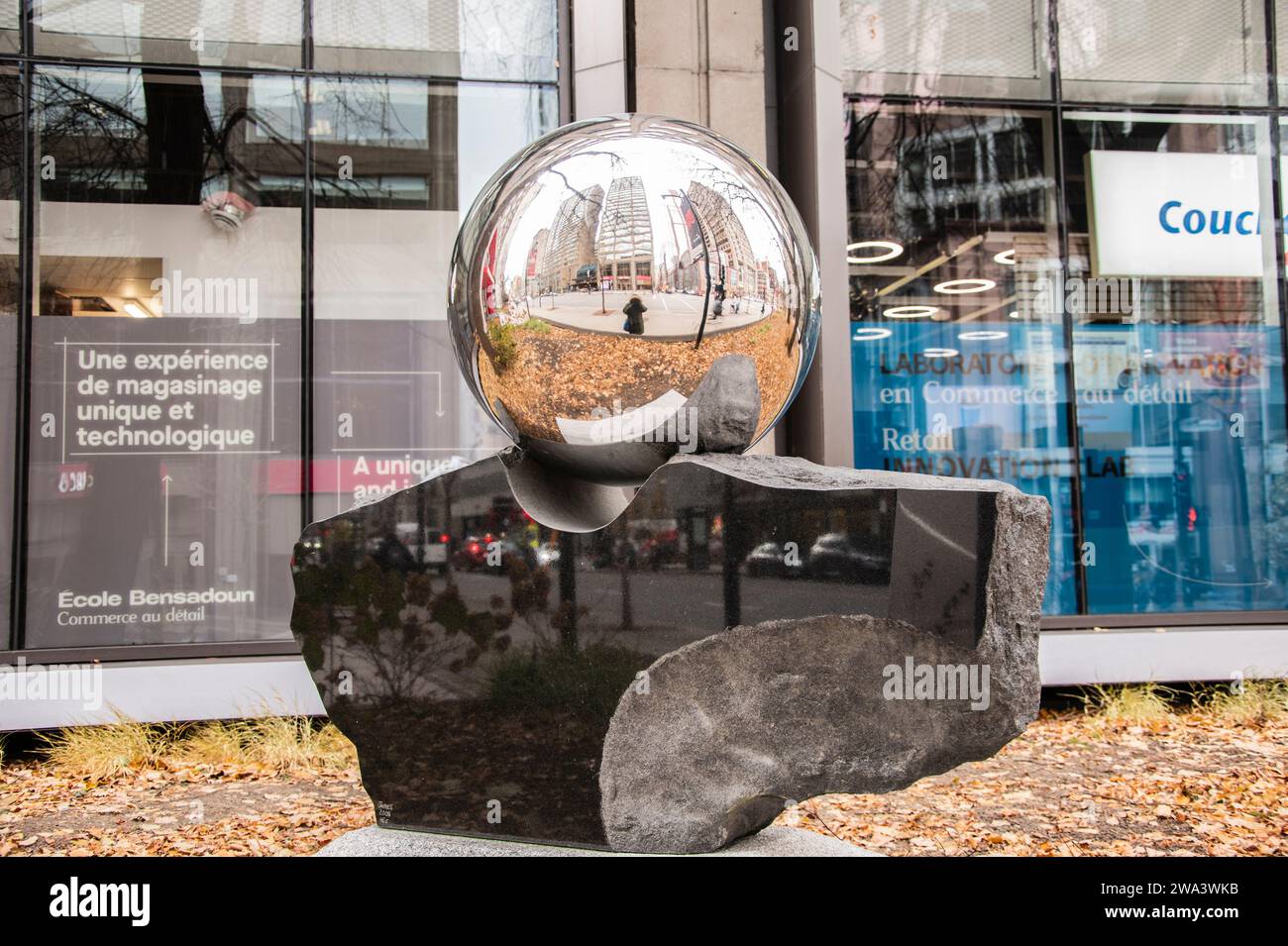 Sculpture de sphère réfléchissante au centre-ville de Montréal, Québec, Canada Banque D'Images