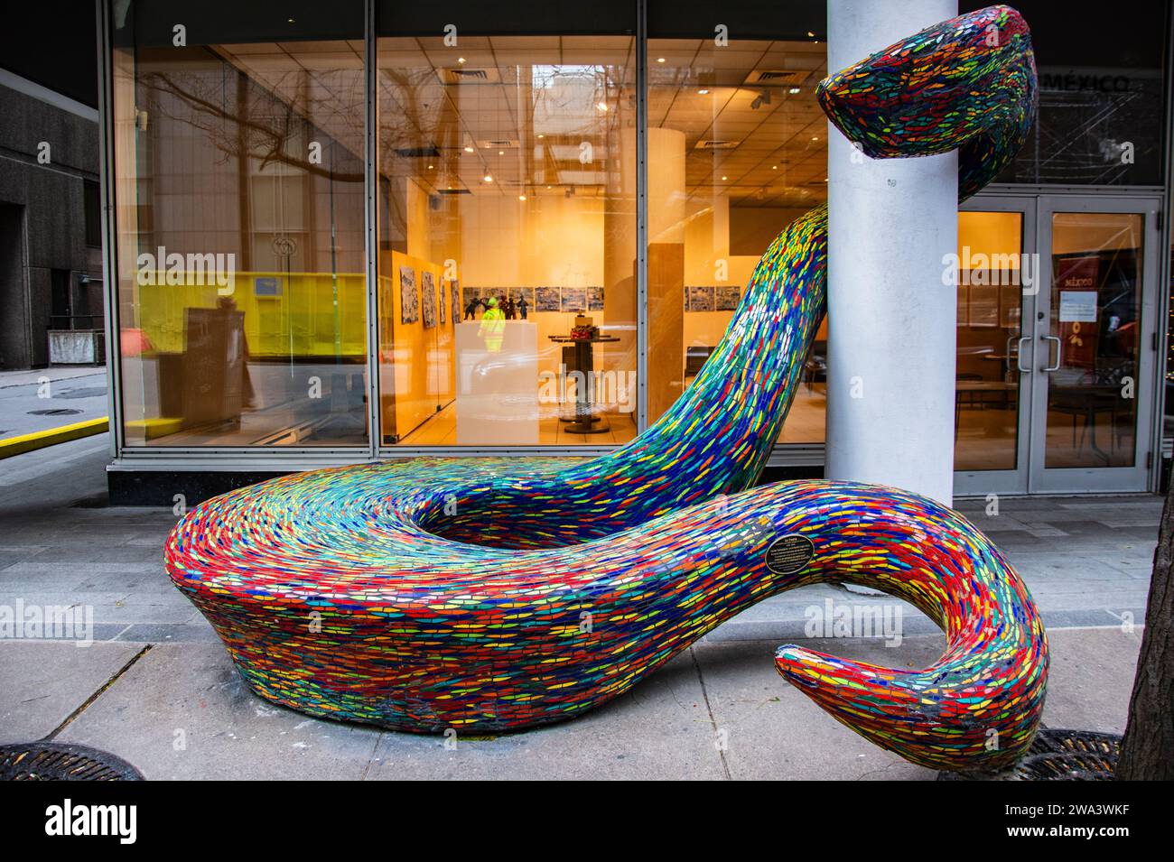 Sculpture colorée de serpent sur la rue Peel au centre-ville de Montréal, Québec, Canada Banque D'Images