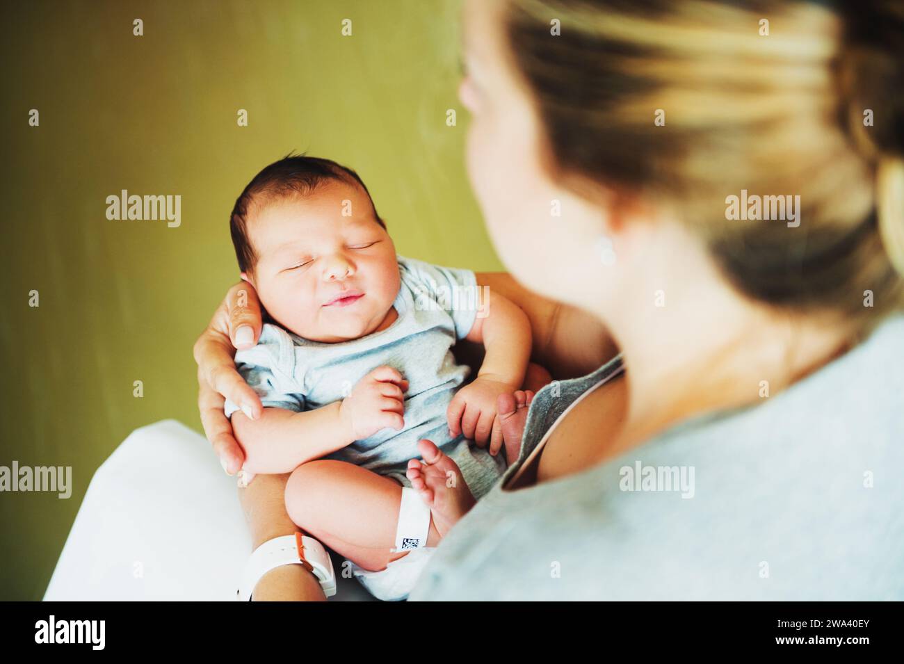 Adorable bébé d'un jour tenu par un parent Banque D'Images