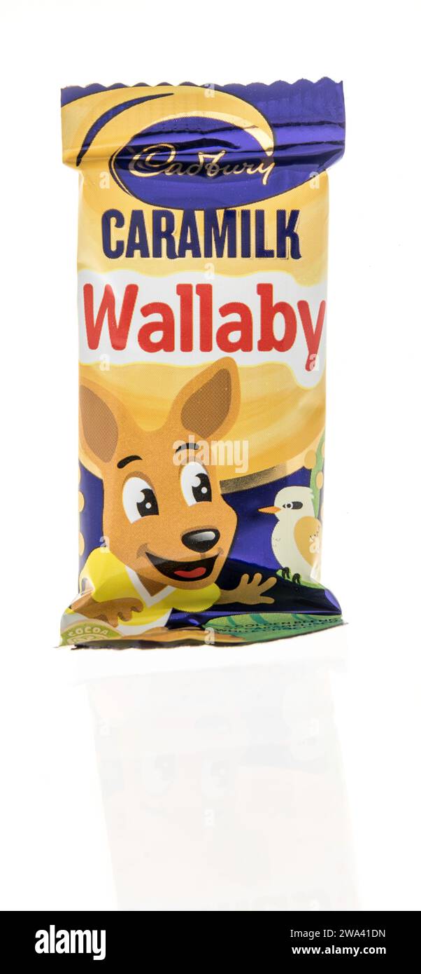 Winneconne, WI - 23 décembre 2023 : un paquet de Cadbury Dairy Milk Furry Friends wallaby Candy bar sur un fond isolé. Banque D'Images