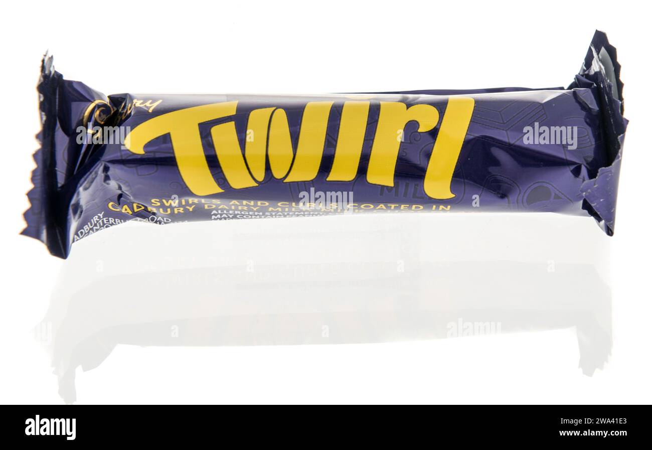 Winneconne, WI - 23 décembre 2023 : un paquet de Candy bar Twirl Cadbury sur un fond isolé. Banque D'Images