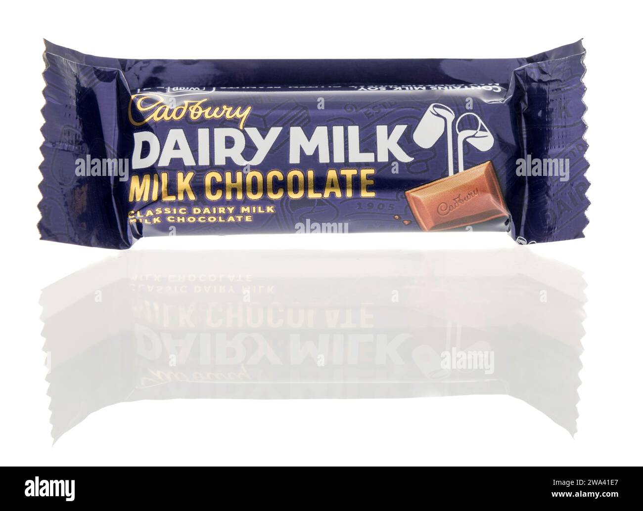Winneconne, WI - 23 décembre 2023 : un paquet de barres de bonbons au lait laitier Cadbury sur un fond isolé. Banque D'Images
