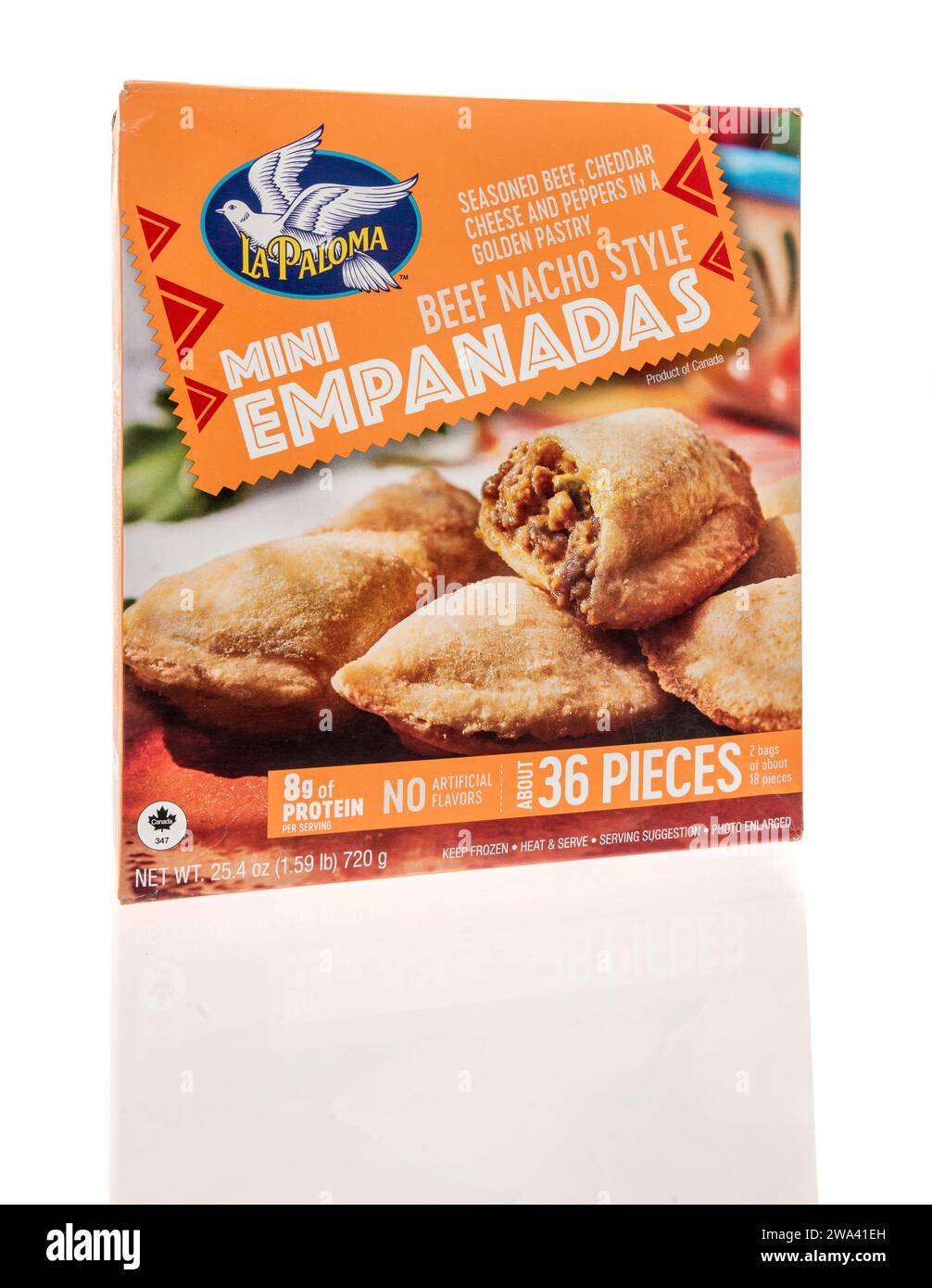 Winneconne, WI - 23 décembre 2023 : un paquet de mini empanadas la Paloma sur fond isolé. Banque D'Images