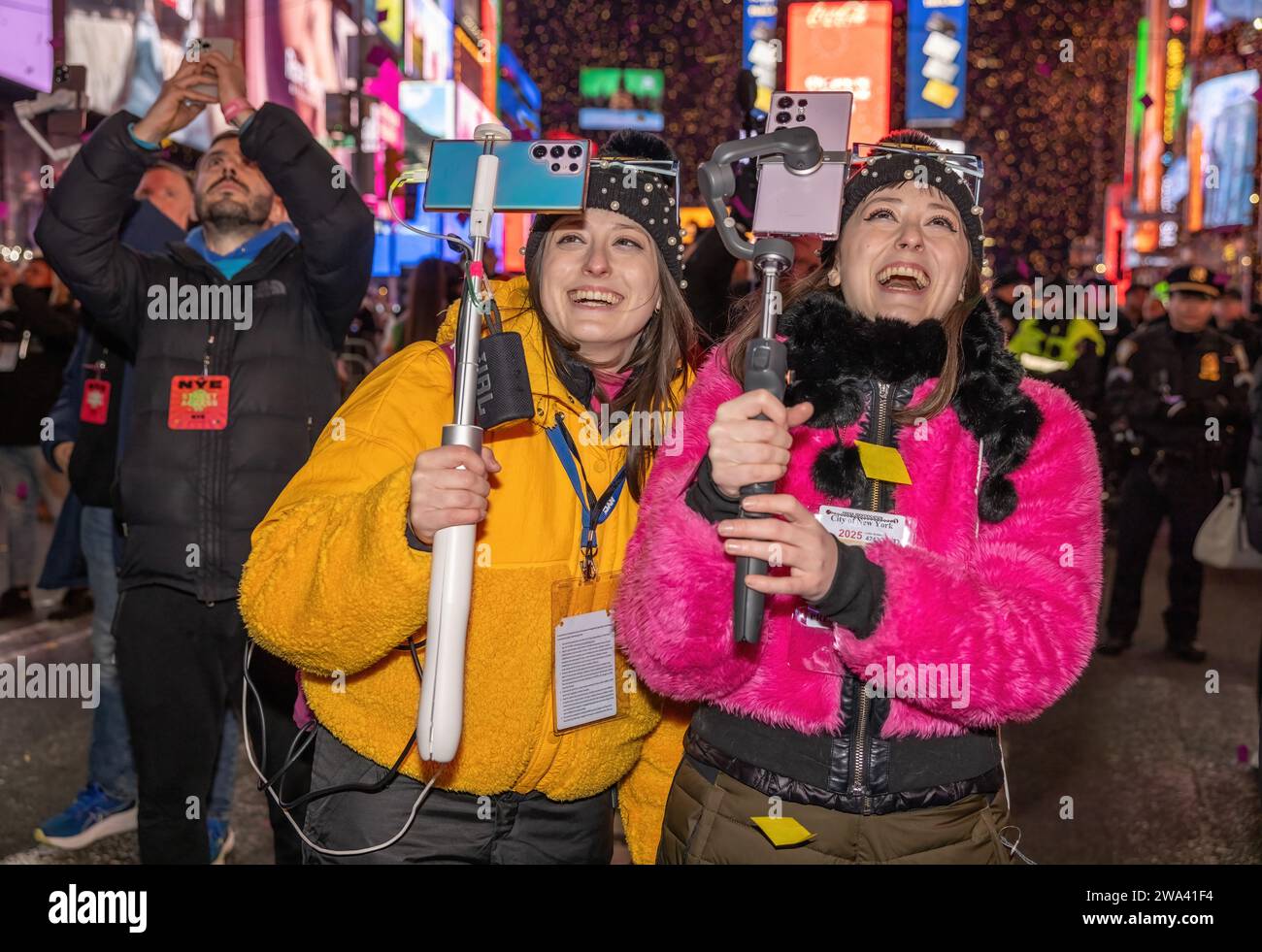 NEW YORK, New York – 31 décembre 2023 : des membres des médias (premier plan) sont vus à Times Square lors d’une célébration de la Saint-Sylvestre. Banque D'Images