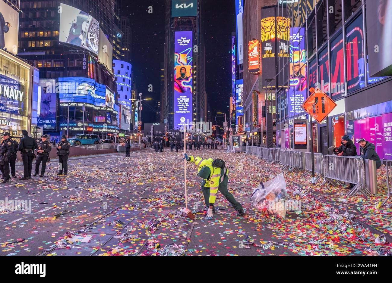 NEW YORK, New York – 1 janvier 2024 : un travailleur de l’assainissement de New York nettoie les débris à Times Square à la suite d’une célébration de la Saint-Sylvestre. Banque D'Images
