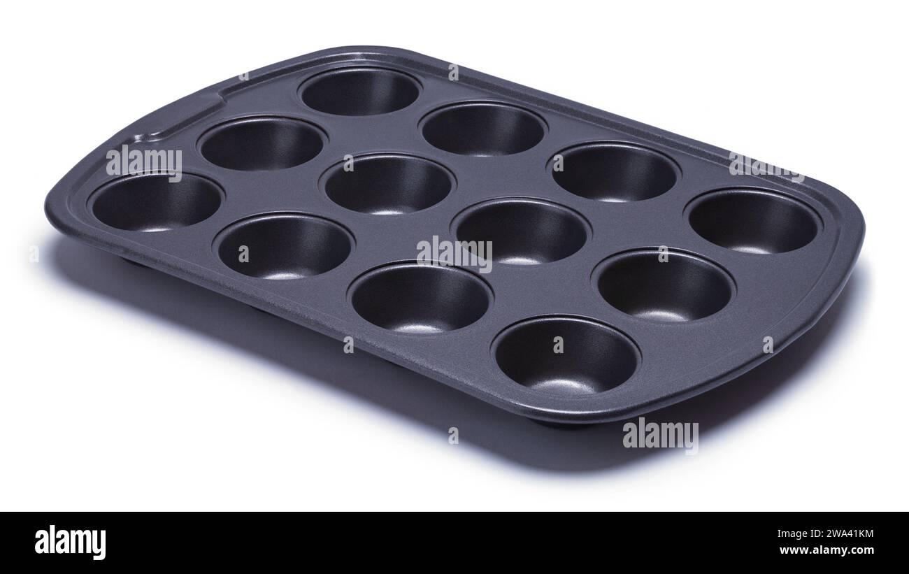 Moule à muffins en métal découpé sur blanc. Banque D'Images