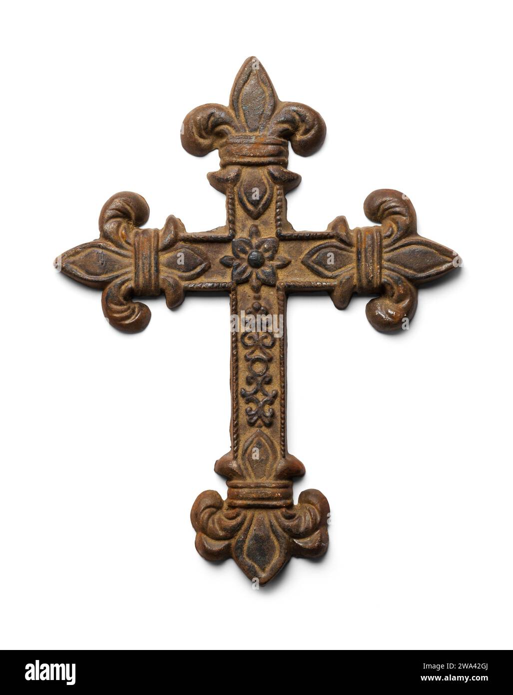 Old Metal Cross Cut Out sur blanc. Banque D'Images
