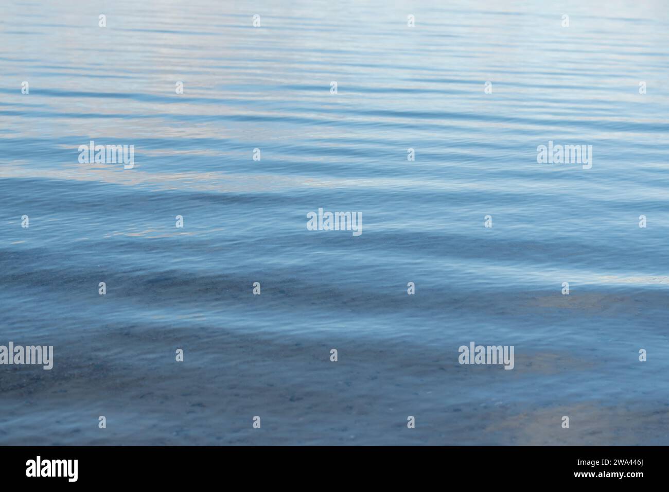 Surface bleue de la mer avec des ondulations Banque D'Images