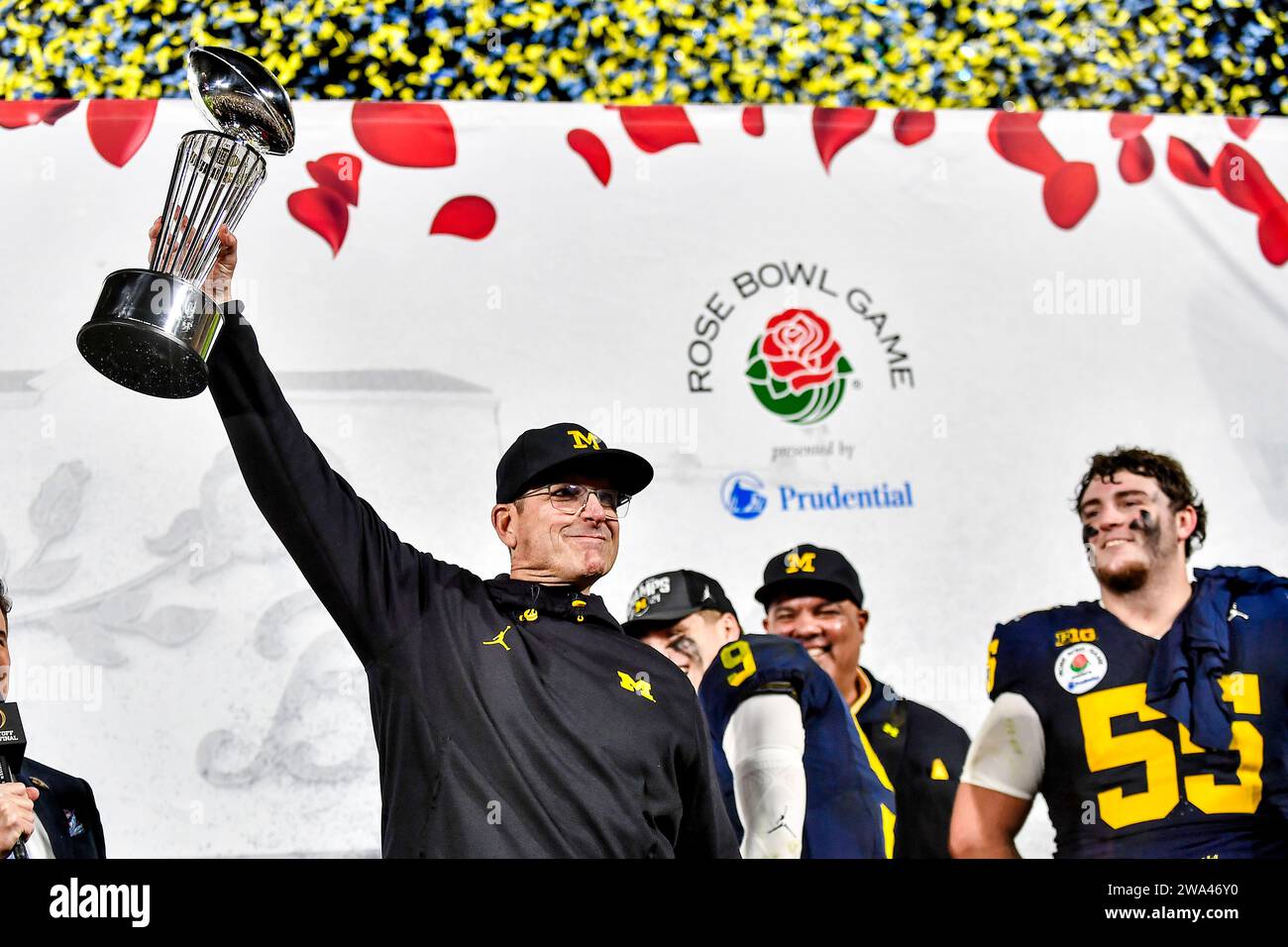 Pasadena, Californie. 1 janvier 2024. Jim Harbaugh, entraîneur-chef des Michigan Wolverines, sur scène après avoir remporté le 110e match de football du Rose Bowl CFP National semi final College entre les Alabama Crimson Tide et les Michigan Wolverines au Rose Bowl le 01 janvier 2024 à Pasadena, Californie. Crédit photo obligatoire : Louis Lopez/Cal Sport Media/Alamy Live News Banque D'Images