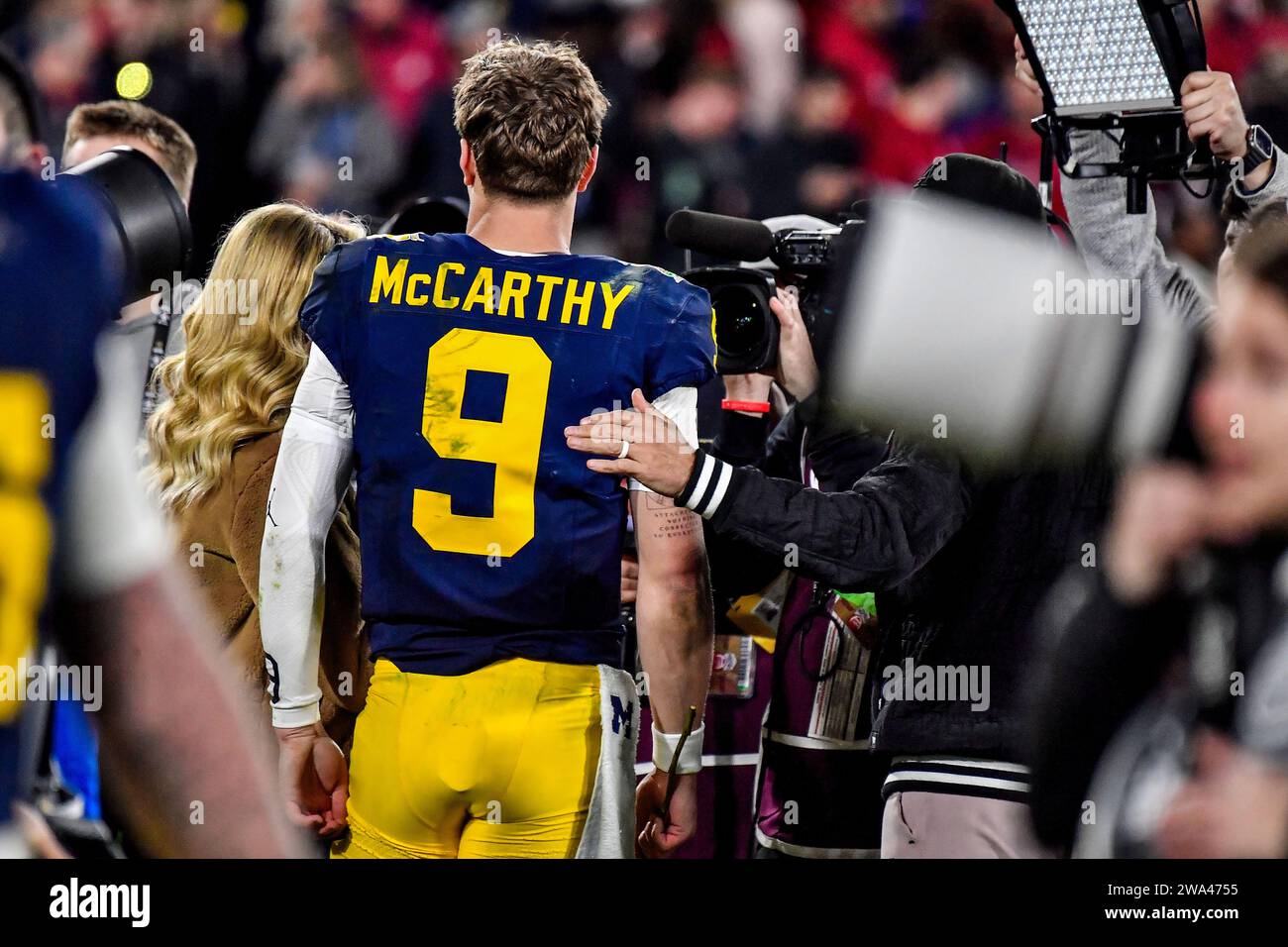 Pasadena, Californie. 1 janvier 2024. Le quarterback des Michigan Wolverines J.J. McCarthy (9) sur le terrain après le 110e match de football du Rose Bowl CFP National semi-final College entre les Alabama Crimson Tide et les Michigan Wolverines au Rose Bowl le 01 janvier 2024 à Pasadena, Californie. Crédit photo obligatoire : Louis Lopez/Cal Sport Media/Alamy Live News Banque D'Images