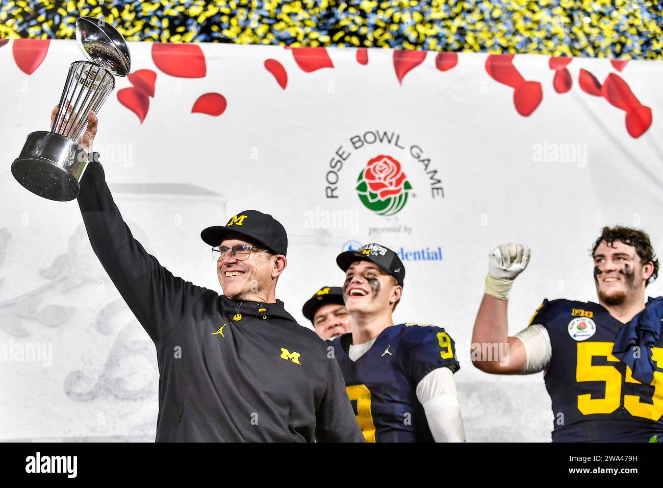 Pasadena, Californie. 1 janvier 2024. Jim Harbaugh, entraîneur-chef des Michigan Wolverines, sur scène après avoir remporté le 110e match de football du Rose Bowl CFP National semi final College entre les Alabama Crimson Tide et les Michigan Wolverines au Rose Bowl le 01 janvier 2024 à Pasadena, Californie. Crédit photo obligatoire : Louis Lopez/Cal Sport Media/Alamy Live News Banque D'Images