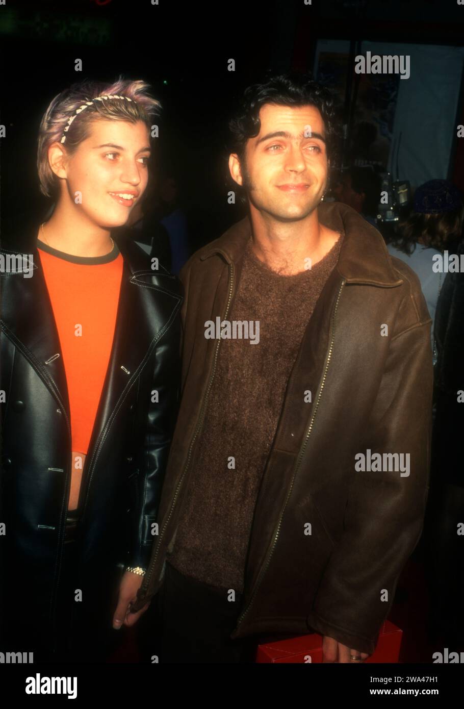 Los Angeles, Californie, États-Unis 27 octobre 1996 l'artiste Diva Zappa et son frère guitariste Dweezil Zappa assistent à la première du 20th Century FoxÕs ÔRomeo & JulietÕ au Mann Chinese Theatre le 27 octobre 1996 à Los Angeles, Californie, États-Unis. Photo de Barry King/Alamy stock photo Banque D'Images