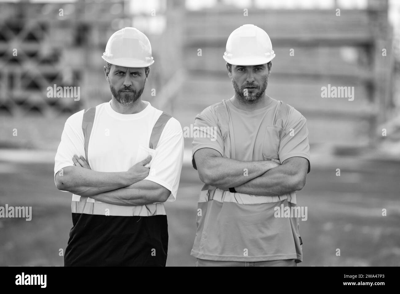 Travailleurs de la construction sur le chantier. Des hommes sérieux ...