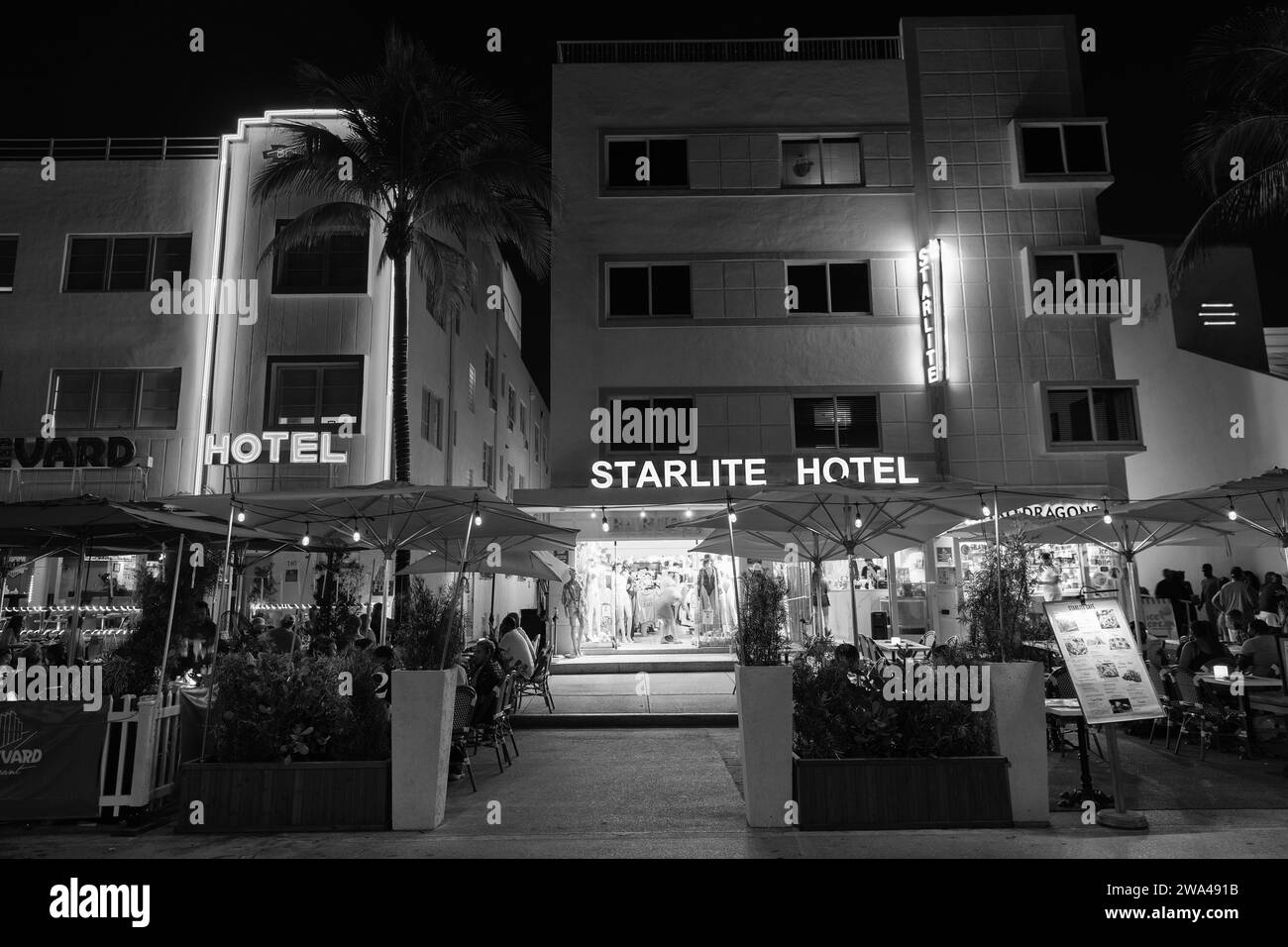 Miami, Floride États-Unis - 16 avril 2021: Miami South Beach Ocean Drive Architecture illuminée dans la nuit ville de miami avec hôtel starlite Banque D'Images