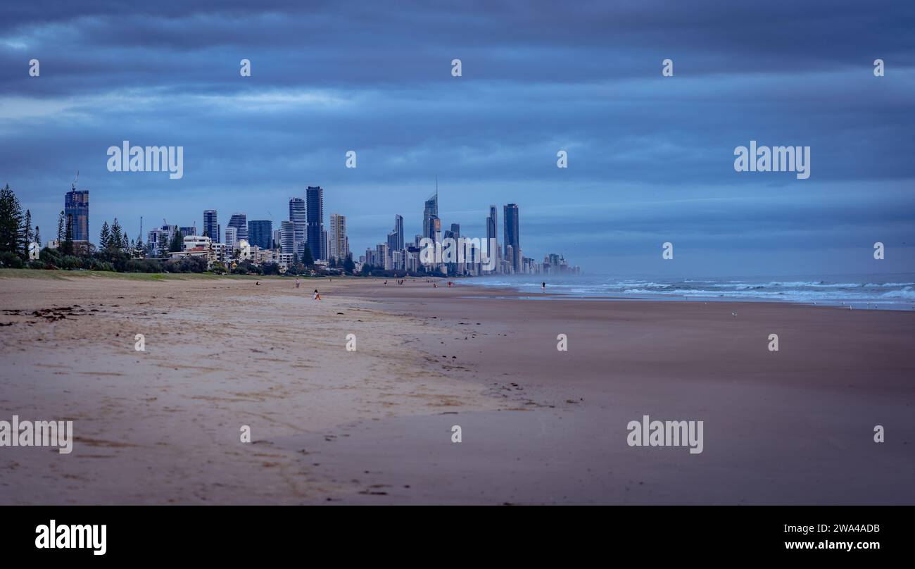 Vue panoramique sur les gratte-ciel de la Gold Coast au lever du soleil, Australie Banque D'Images