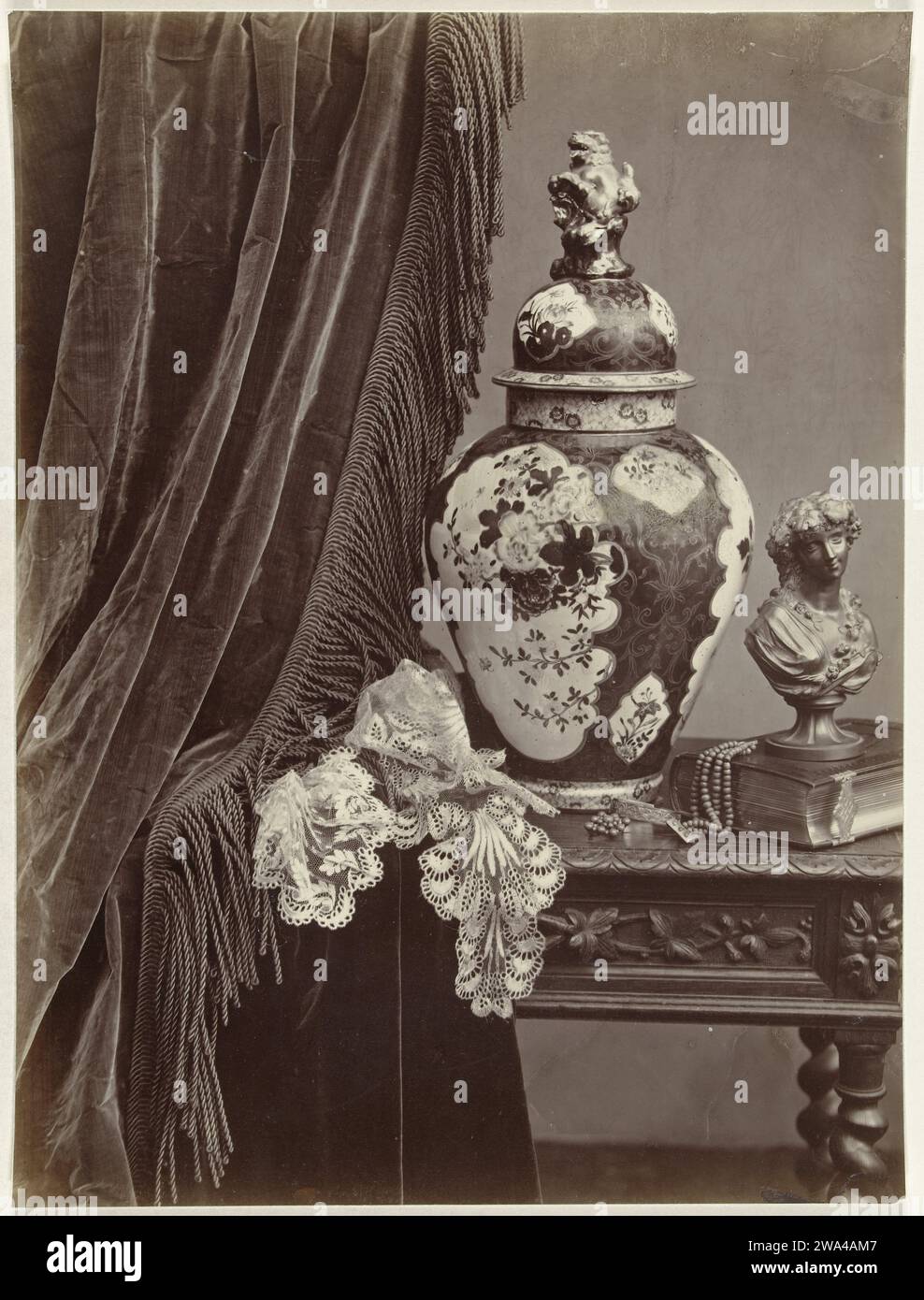 Nature morte avec rideau, dentelle, vase et buste, c. 1870 photographie France papier impression carbone Banque D'Images
