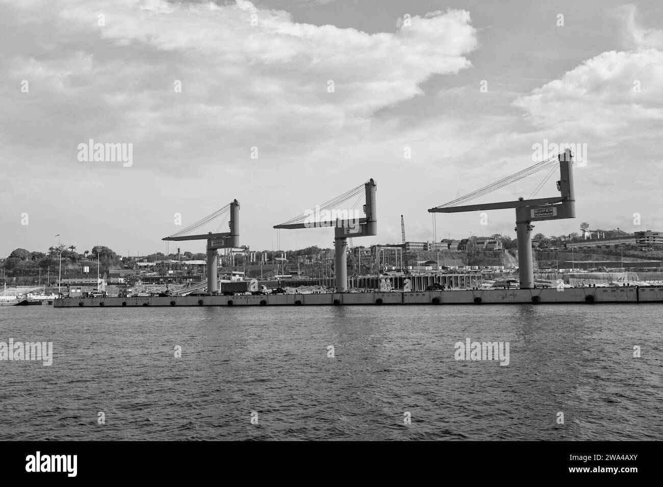 Manaus, Brésil - 04 décembre 2015: Grue industrielle dans port de cargaison Banque D'Images