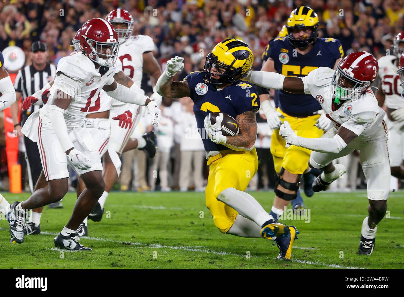 Los Angeles, États-Unis. 01 janvier 2024. Michigan Blake Corum (C) court devant le défensif de l'Alabama Tight Endrrion Arnold (R) et le défensif Kool-Aid McKinstry (L) pour un touchdown lors du match du Rose Bowl 2024 à Pasadena. Score final ; Michigan 27:20 Alabama (photo de Ringo Chiu/SOPA Images/Sipa USA) crédit : SIPA USA/Alamy Live News Banque D'Images