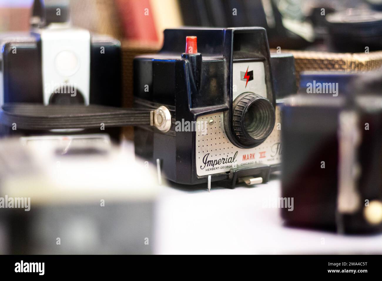 Imperial Mark XII caméra flash par la Herbert George Company, caméra rétro vintage avec d'autres caméras à film antique Banque D'Images