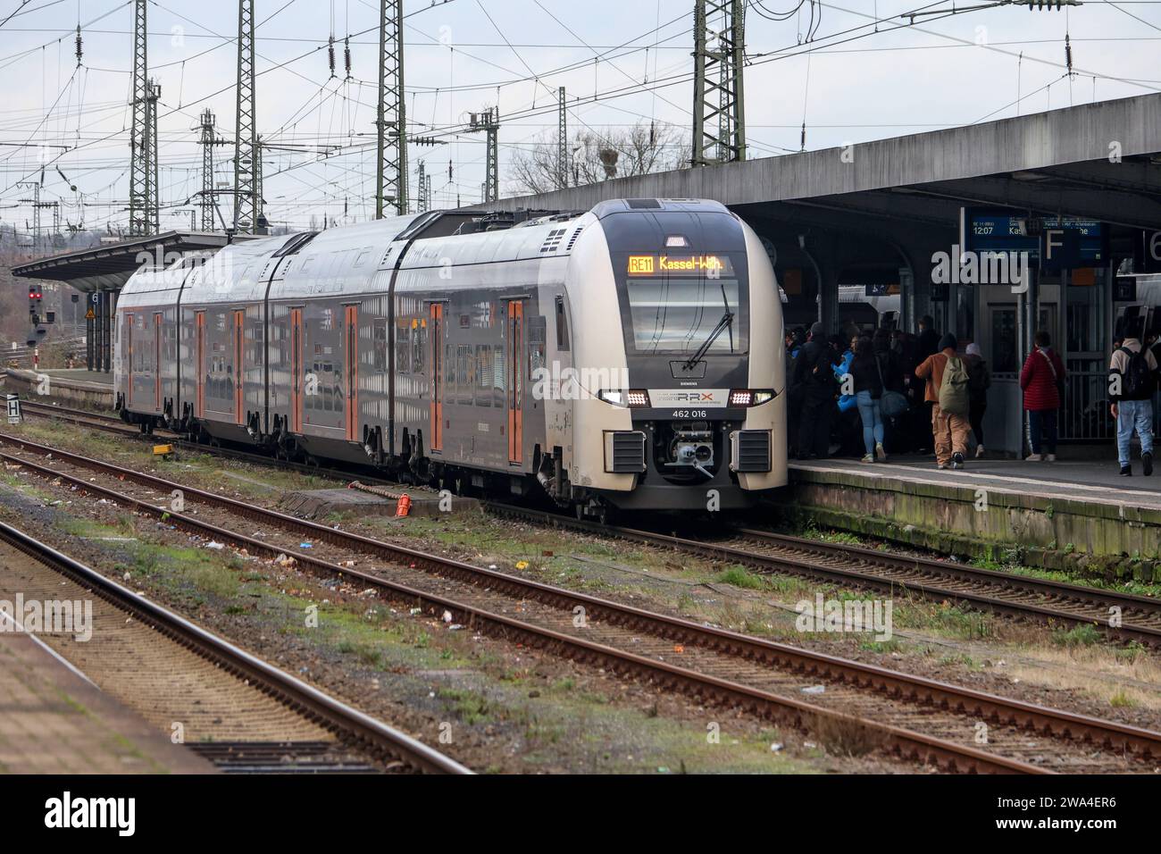 Eisenbahnverkehr Hamm Westf. HBF - RRX, Rhein-Ruhr-Express, RegionalExpress Zug RE11, Rhein-Hellweg-Express, Ziel Kassel-Wilhelmshöhe, Betreiber ist National Express, eingesetzt wird ein Siemens Desiro HC Triebwagenzug. Hamm, Nordrhein-Westfalen, DEU, Deutschland, 30.12.2023 *** trafic ferroviaire Hamm Westf HBF RRX, Rhein Ruhr Express, train express régional RE11, Rhein Hellweg Express, destination Kassel Wilhelmshöhe, opérateur National Express, utilisé est un train de wagons Siemens Desiro HC Hamm, Rhénanie du Nord-Westphalie, DEU, Allemagne, 30 12 2023 Banque D'Images