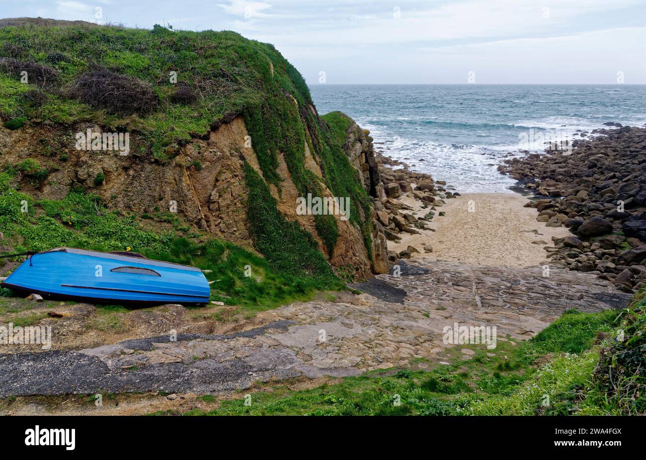 Porthgwarra Slipway et plage avec bateau bleu, West Penwith, Cornouailles, Royaume-Uni Banque D'Images