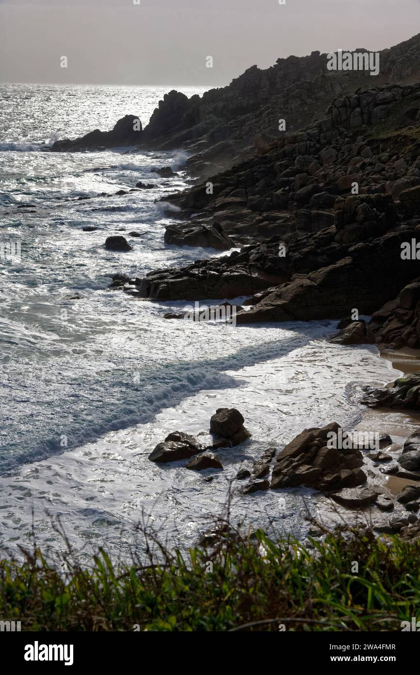 Barges et vessacks CARN vus de Porth Chapel, West Penwith, Cornwall, Royaume-Uni Banque D'Images