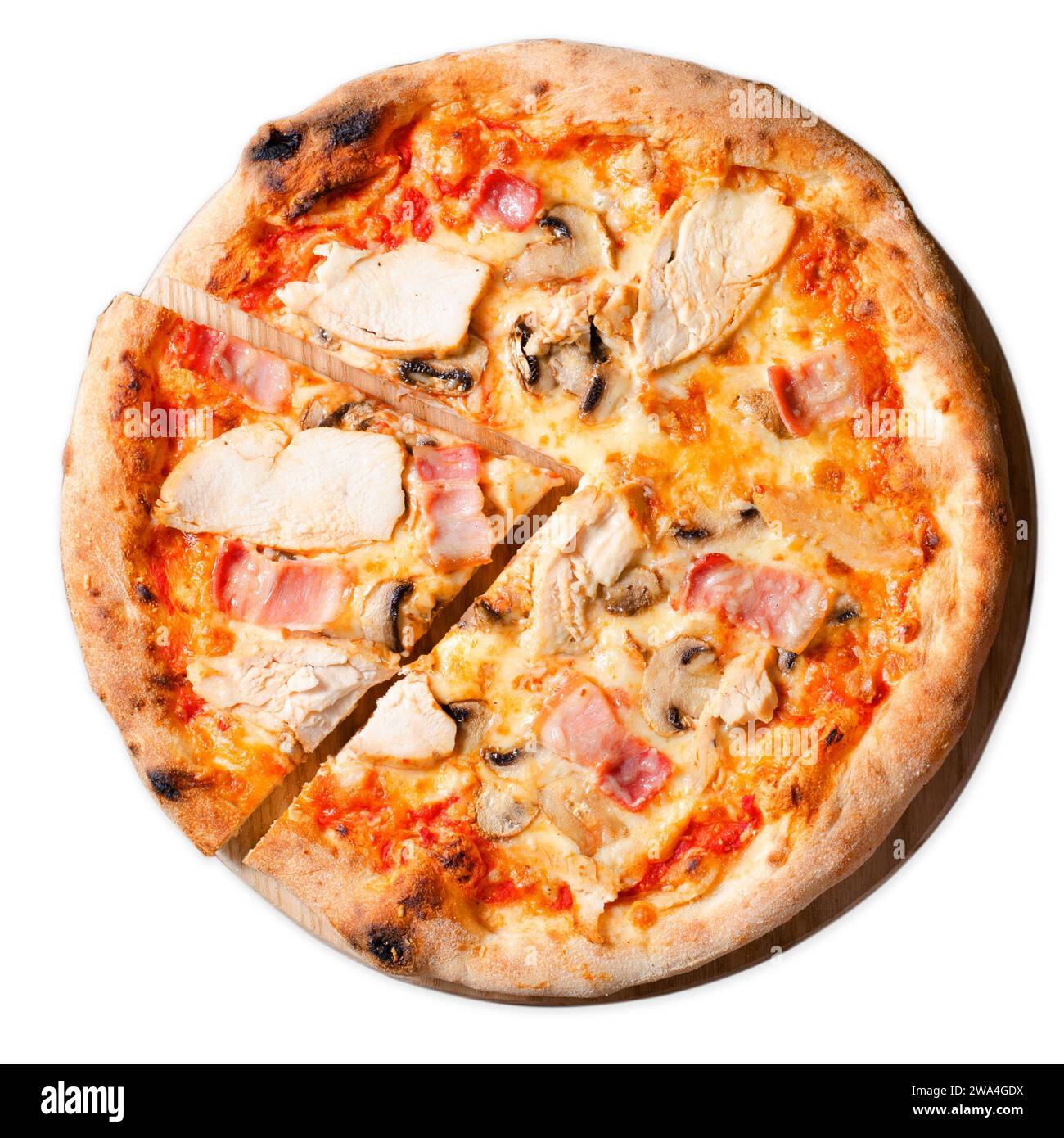 Pizza au poulet, au bacon, aux champignons sur une planche de bois sur fond blanc isolée, Pizza cuite au four en pierre Banque D'Images