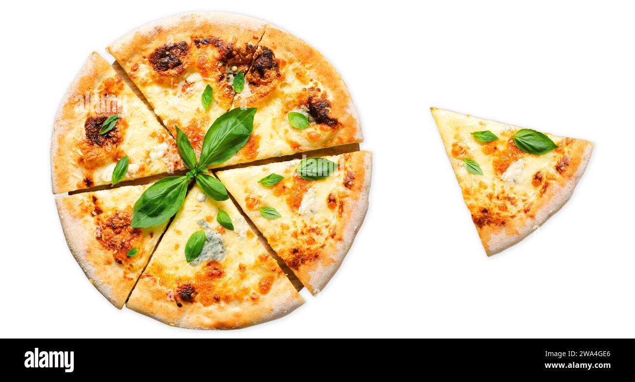 Pizza à quatre fromages, pizza fraîchement cuite sur fond blanc isolé Banque D'Images