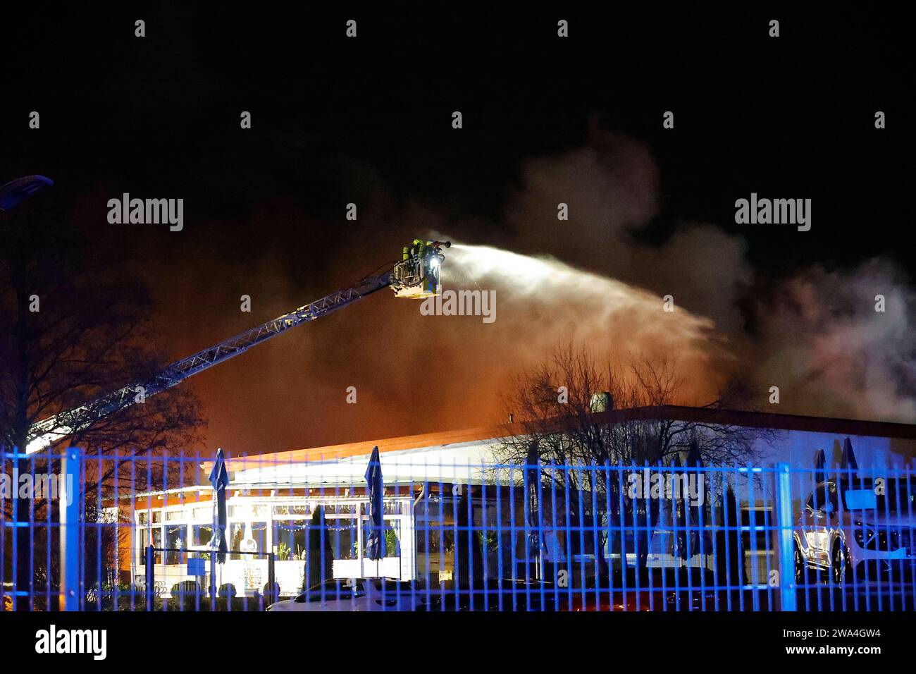 Großbrand Autohaus Fugel 01.01.2024, Chemnitz, OT Mittelbach, Hofer Straße, gegen 2 Uhr wurden die Berufsfeuerwehr Chemnitz und FFW zum Großbrand alarmiert. BEI eintreffen der Löschzüge brannte der Dachstuhl schon voll. In einer Werkstadt sind unter anderem 10 PKW, darunter E-Autos verbrannt sein. Die Brandbekämpfung wird am frühen Morgen noch andauern. für die Anwohner aus Nachbarhäusern kam ein Evakuierungsbus der CVAG zum Einsatz. Brandurtache ist noch unklar, der Sachschaden geht in die Millionen. Chemnitz Sachsen BRD *** incendie majeur au concessionnaire Fugel 01 01 2024, Chemnitz, OT Mittelba Banque D'Images