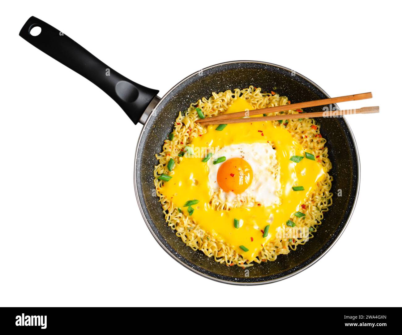 Kujirai Ramen, Shin Ramyeon ou Ramyun avec œuf, fromage fondu et écaille, nouilles instantanées sur fond blanc isolé Banque D'Images