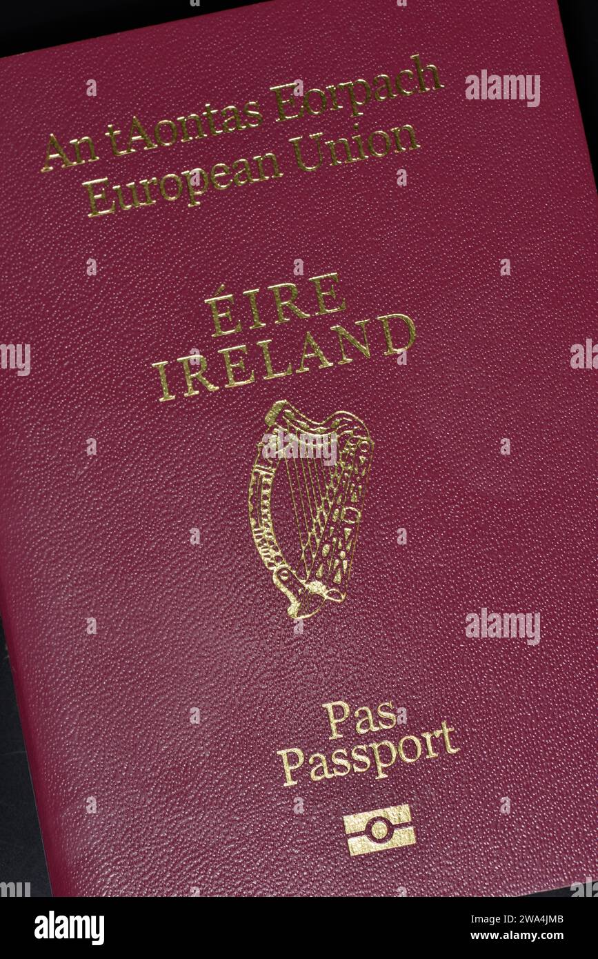 Passeport irlandais, passeport électronique, passeport biométrique, passeport irlandais électronique, passeport irlandais biométrique, passeport irlandais pleine grandeur, passeport de l'Union européenne Banque D'Images