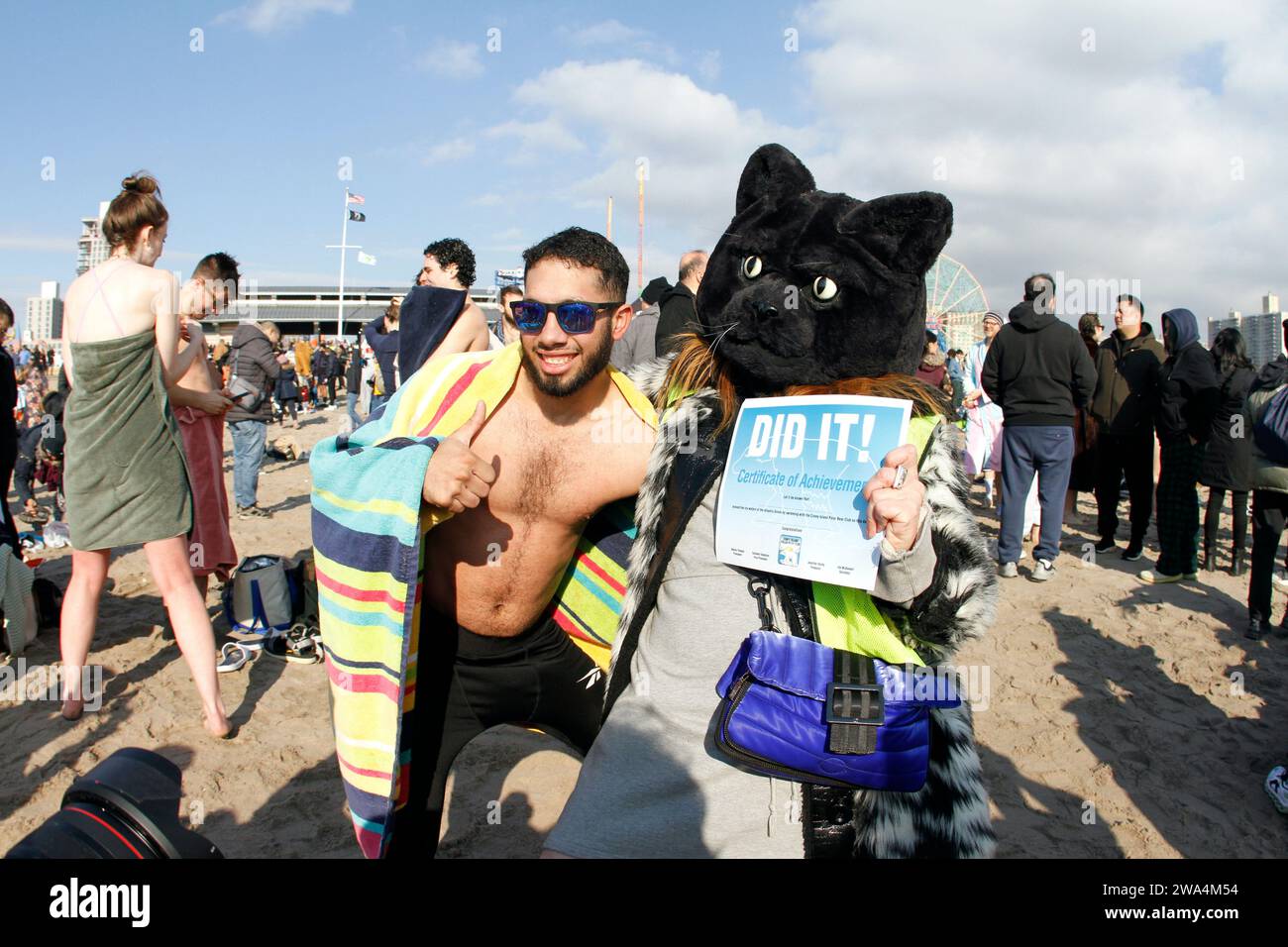 New York, États-Unis. 01 janvier 2024. Les nageurs participent à la journée annuelle du nouvel an ''Polar Bear Plunch'' à Coney Island Beach à New York, le 1 janvier 2023. La 121e édition annuelle du Coney Island Polar Bear Club Plunge du jour de l'an attire plus de 4000 participants qui bravent les eaux glacées de l'Atlantique. L’événement, qui a débuté en 1903, collecte des fonds pour soutenir les organisations locales à but non lucratif dans la pointe sud de Brooklyn, New York. (Photo de Deccio Serrano/NurPhoto)0 crédit : NurPhoto SRL/Alamy Live News Banque D'Images