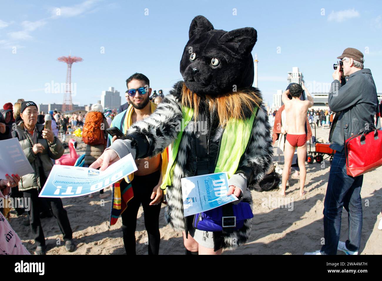 New York, États-Unis. 01 janvier 2024. Les nageurs participent à la journée annuelle du nouvel an ''Polar Bear Plunch'' à Coney Island Beach à New York, le 1 janvier 2023. La 121e édition annuelle du Coney Island Polar Bear Club Plunge du jour de l'an attire plus de 4000 participants qui bravent les eaux glacées de l'Atlantique. L’événement, qui a débuté en 1903, collecte des fonds pour soutenir les organisations locales à but non lucratif dans la pointe sud de Brooklyn, New York. (Photo de Deccio Serrano/NurPhoto)0 crédit : NurPhoto SRL/Alamy Live News Banque D'Images