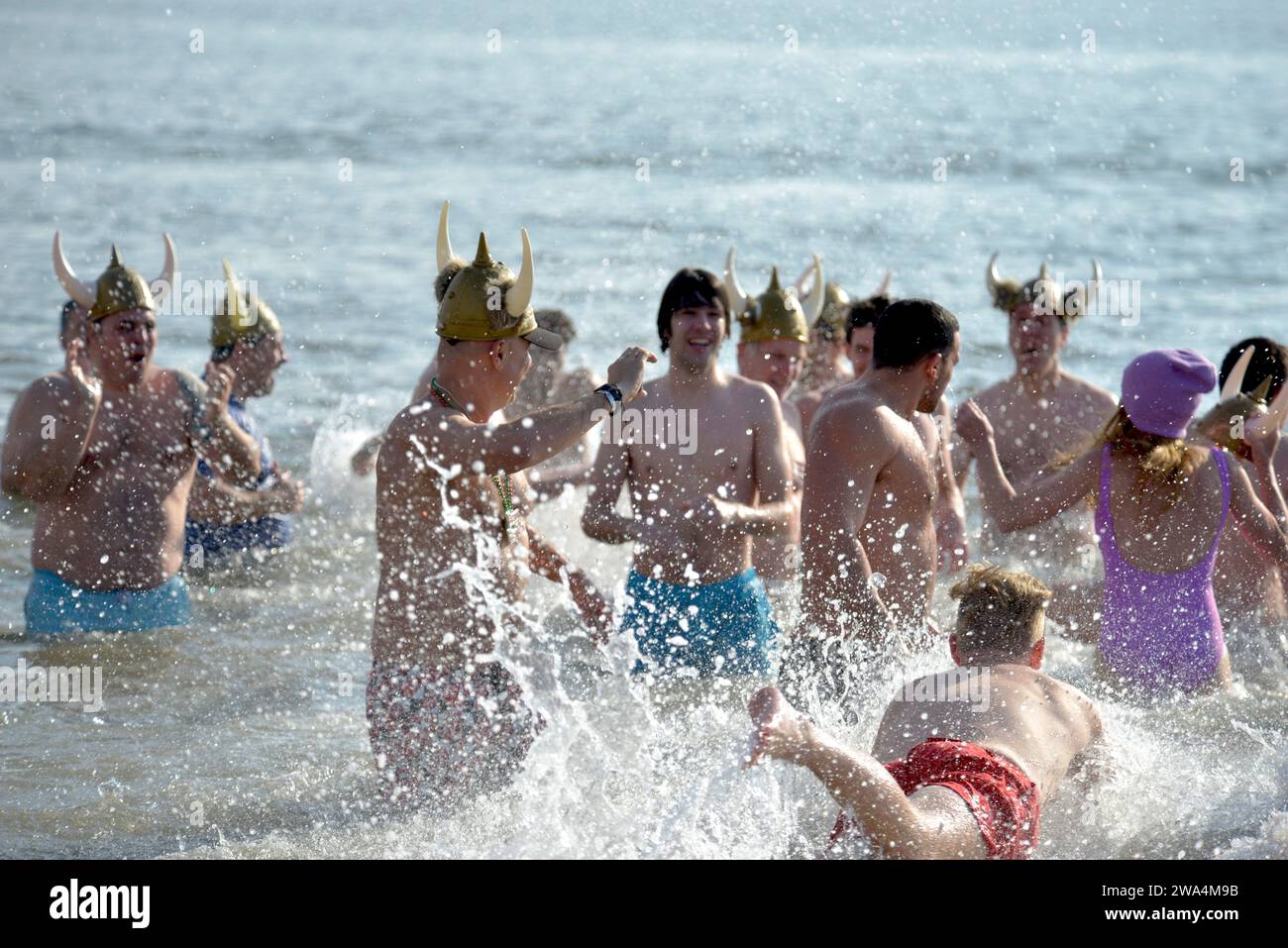 New York, États-Unis. 01 janvier 2024. Les nageurs participent à la journée annuelle du nouvel an ''Polar Bear Plunch'' à Coney Island Beach à New York, le 1 janvier 2023. La 121e édition annuelle du Coney Island Polar Bear Club Plunge du jour de l'an attire plus de 4000 participants qui bravent les eaux glacées de l'Atlantique. L’événement, qui a débuté en 1903, collecte des fonds pour soutenir les organisations locales à but non lucratif dans la pointe sud de Brooklyn, New York. (Photo de Deccio Serrano/NurPhoto)0 crédit : NurPhoto SRL/Alamy Live News Banque D'Images