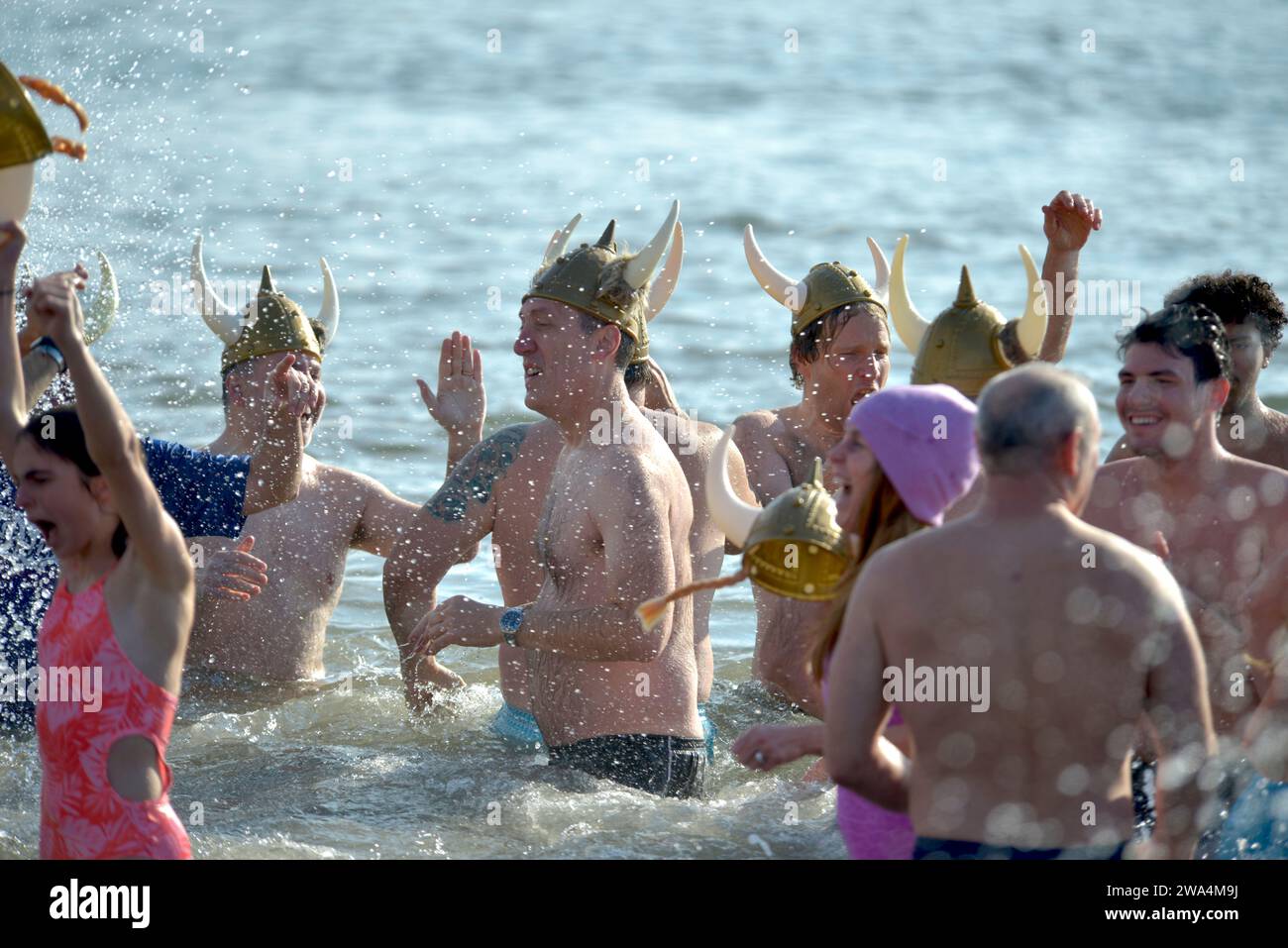 New York, États-Unis. 01 janvier 2024. Les nageurs participent à la journée annuelle du nouvel an ''Polar Bear Plunch'' à Coney Island Beach à New York, le 1 janvier 2023. La 121e édition annuelle du Coney Island Polar Bear Club Plunge du jour de l'an attire plus de 4000 participants qui bravent les eaux glacées de l'Atlantique. L’événement, qui a débuté en 1903, collecte des fonds pour soutenir les organisations locales à but non lucratif dans la pointe sud de Brooklyn, New York. (Photo de Deccio Serrano/NurPhoto)0 crédit : NurPhoto SRL/Alamy Live News Banque D'Images