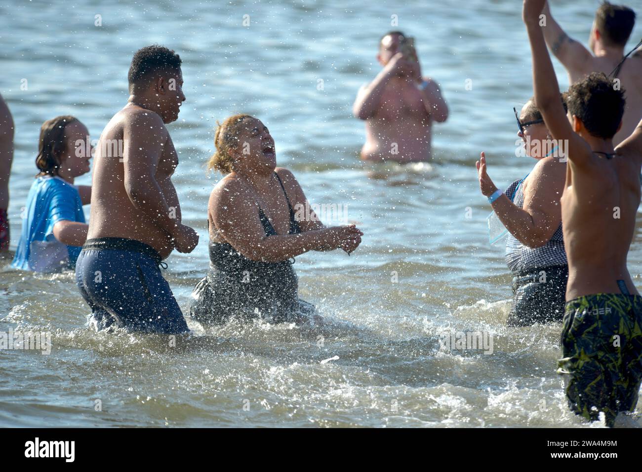 New York, États-Unis. 01 janvier 2024. Les nageurs participent à la journée annuelle du nouvel an ''Polar Bear Plunch'' à Coney Island Beach à New York, le 1 janvier 2023. La 121e édition annuelle du Coney Island Polar Bear Club Plunge du jour de l'an attire plus de 4000 participants qui bravent les eaux glacées de l'Atlantique. L’événement, qui a débuté en 1903, collecte des fonds pour soutenir les organisations locales à but non lucratif dans la pointe sud de Brooklyn, New York. (Photo de Deccio Serrano/NurPhoto)0 crédit : NurPhoto SRL/Alamy Live News Banque D'Images