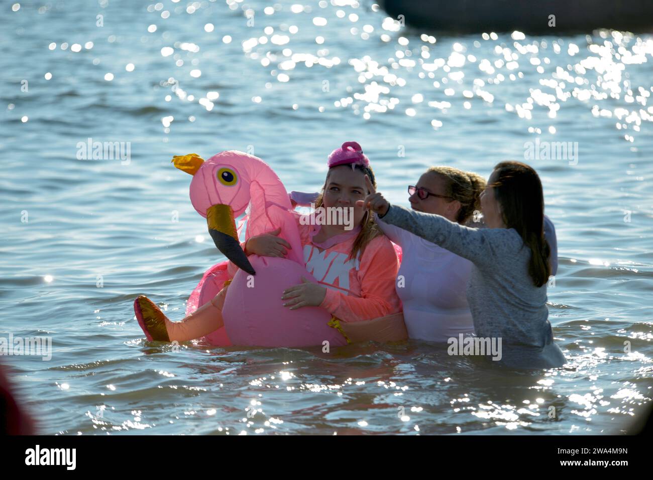 New York, États-Unis. 01 janvier 2024. Les nageurs participent à la journée annuelle du nouvel an ''Polar Bear Plunch'' à Coney Island Beach à New York, le 1 janvier 2023. La 121e édition annuelle du Coney Island Polar Bear Club Plunge du jour de l'an attire plus de 4000 participants qui bravent les eaux glacées de l'Atlantique. L’événement, qui a débuté en 1903, collecte des fonds pour soutenir les organisations locales à but non lucratif dans la pointe sud de Brooklyn, New York. (Photo de Deccio Serrano/NurPhoto)0 crédit : NurPhoto SRL/Alamy Live News Banque D'Images