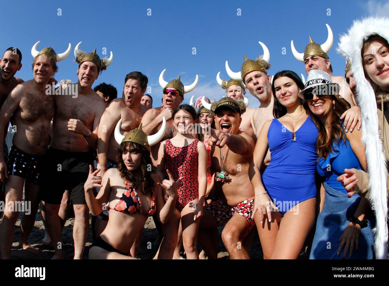 New York, États-Unis. 01 janvier 2024. Les nageurs participent à la journée annuelle du nouvel an ''Polar Bear Plunch'' à Coney Island Beach à New York, le 1 janvier 2023. La 121e édition annuelle du Coney Island Polar Bear Club Plunge du jour de l'an attire plus de 4000 participants qui bravent les eaux glacées de l'Atlantique. L’événement, qui a débuté en 1903, collecte des fonds pour soutenir les organisations locales à but non lucratif dans la pointe sud de Brooklyn, New York. (Photo de Deccio Serrano/NurPhoto)0 crédit : NurPhoto SRL/Alamy Live News Banque D'Images