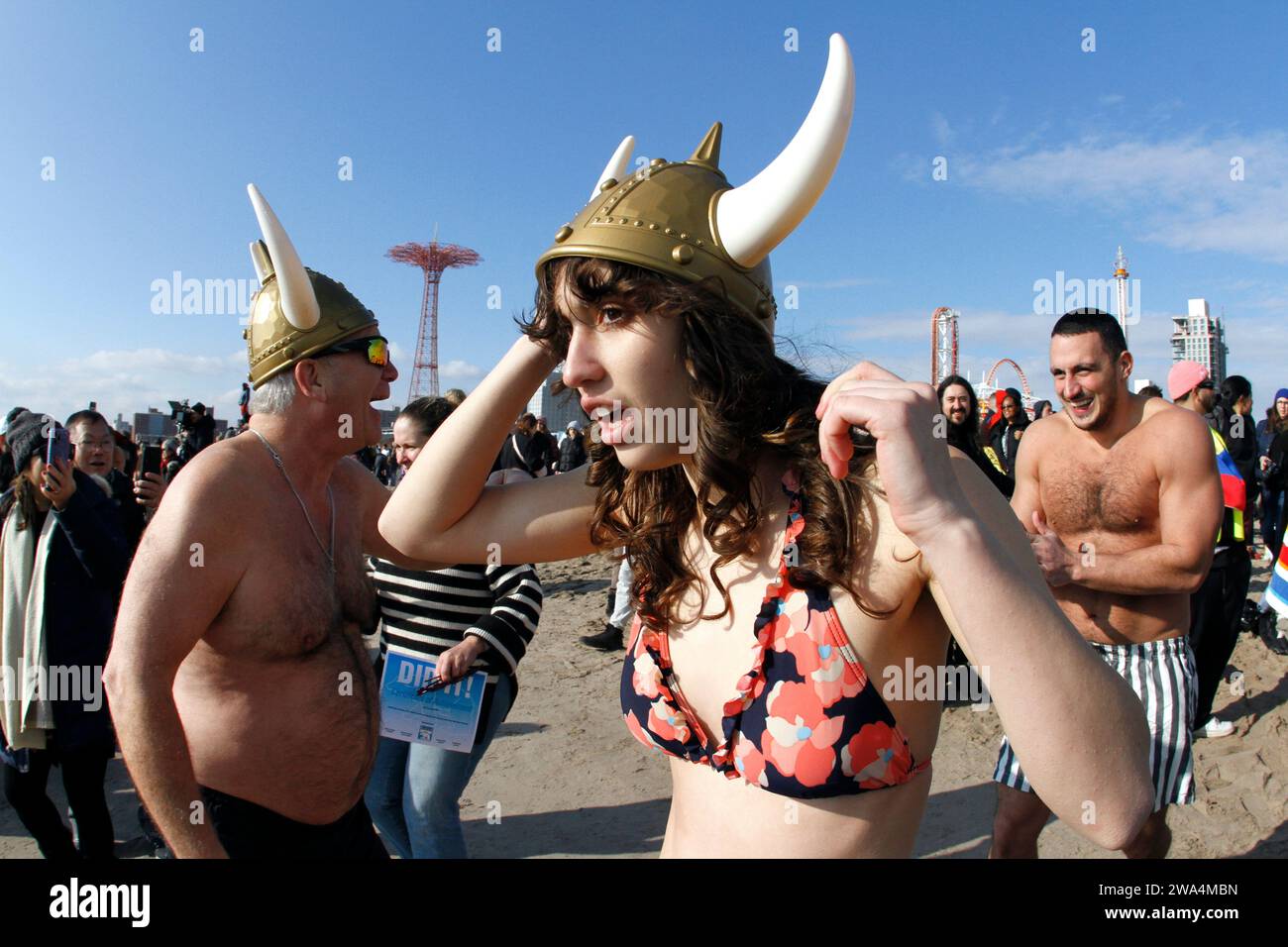 New York, États-Unis. 01 janvier 2024. Les nageurs participent à la journée annuelle du nouvel an ''Polar Bear Plunch'' à Coney Island Beach à New York, le 1 janvier 2023. La 121e édition annuelle du Coney Island Polar Bear Club Plunge du jour de l'an attire plus de 4000 participants qui bravent les eaux glacées de l'Atlantique. L’événement, qui a débuté en 1903, collecte des fonds pour soutenir les organisations locales à but non lucratif dans la pointe sud de Brooklyn, New York. (Photo de Deccio Serrano/NurPhoto)0 crédit : NurPhoto SRL/Alamy Live News Banque D'Images