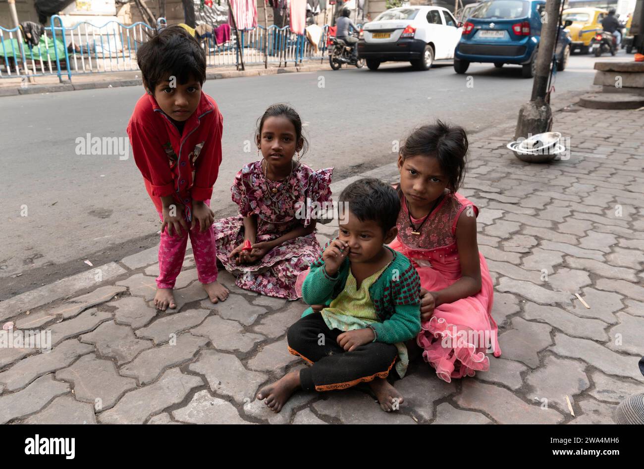 IND , INDIEN : Strassenkinder in Kalkutta / Kolkata , 18.12.2023 IND , INDE : enfants des rues de Calcutta / Kolkata , 18.12.2023 *** IND , INDE enfants des rues de Calcutta Kolkata , 18 12 2023 IND , INDE enfants des rues de Calcutta Kolkata , 18 12 2023 Banque D'Images
