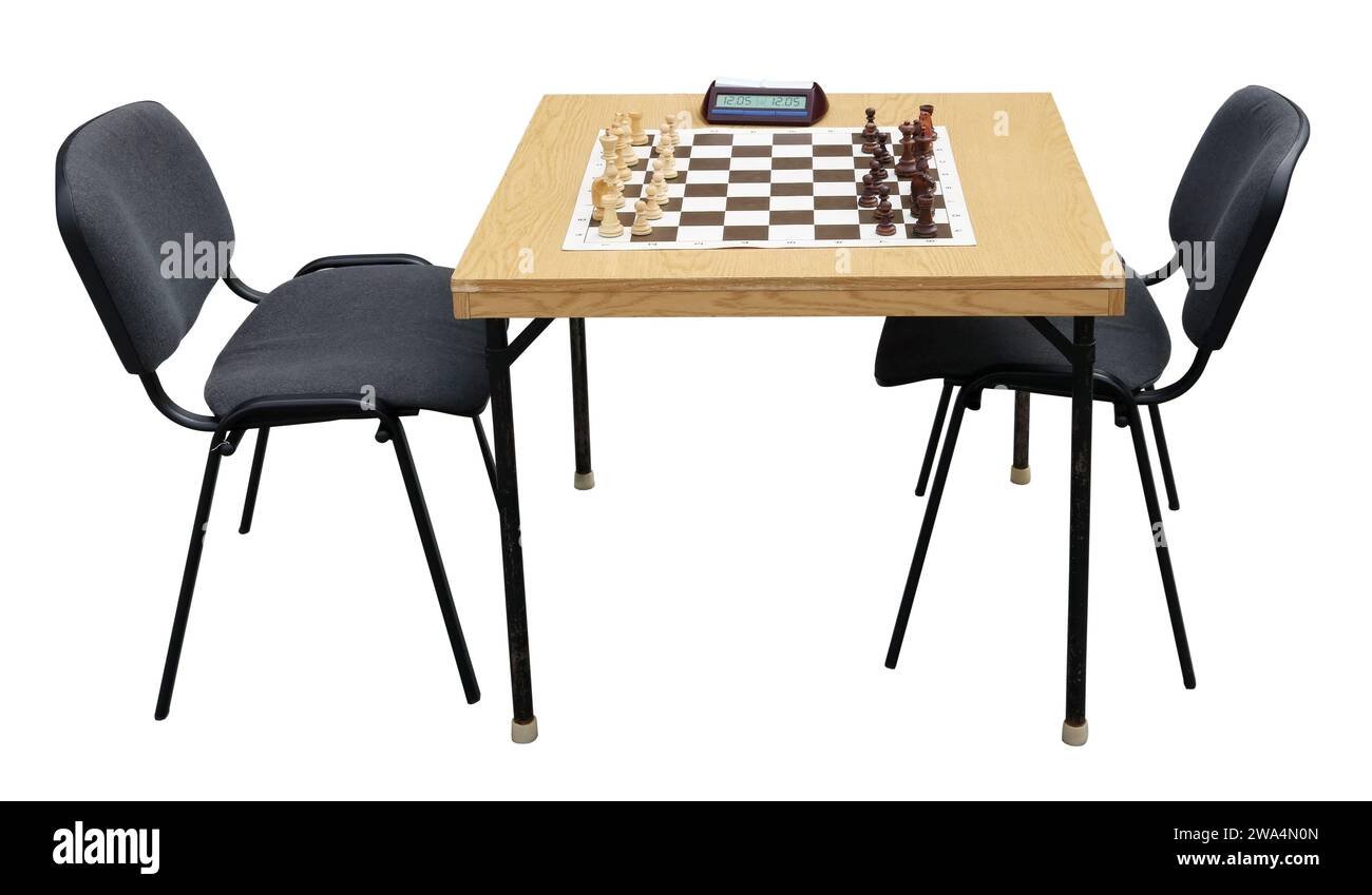 Une table avec un échiquier et un chronomètre d'échecs. Isolé sur blanc Banque D'Images