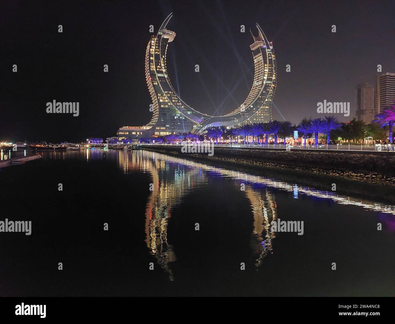 Vue nocturne des tours Katara Banque D'Images