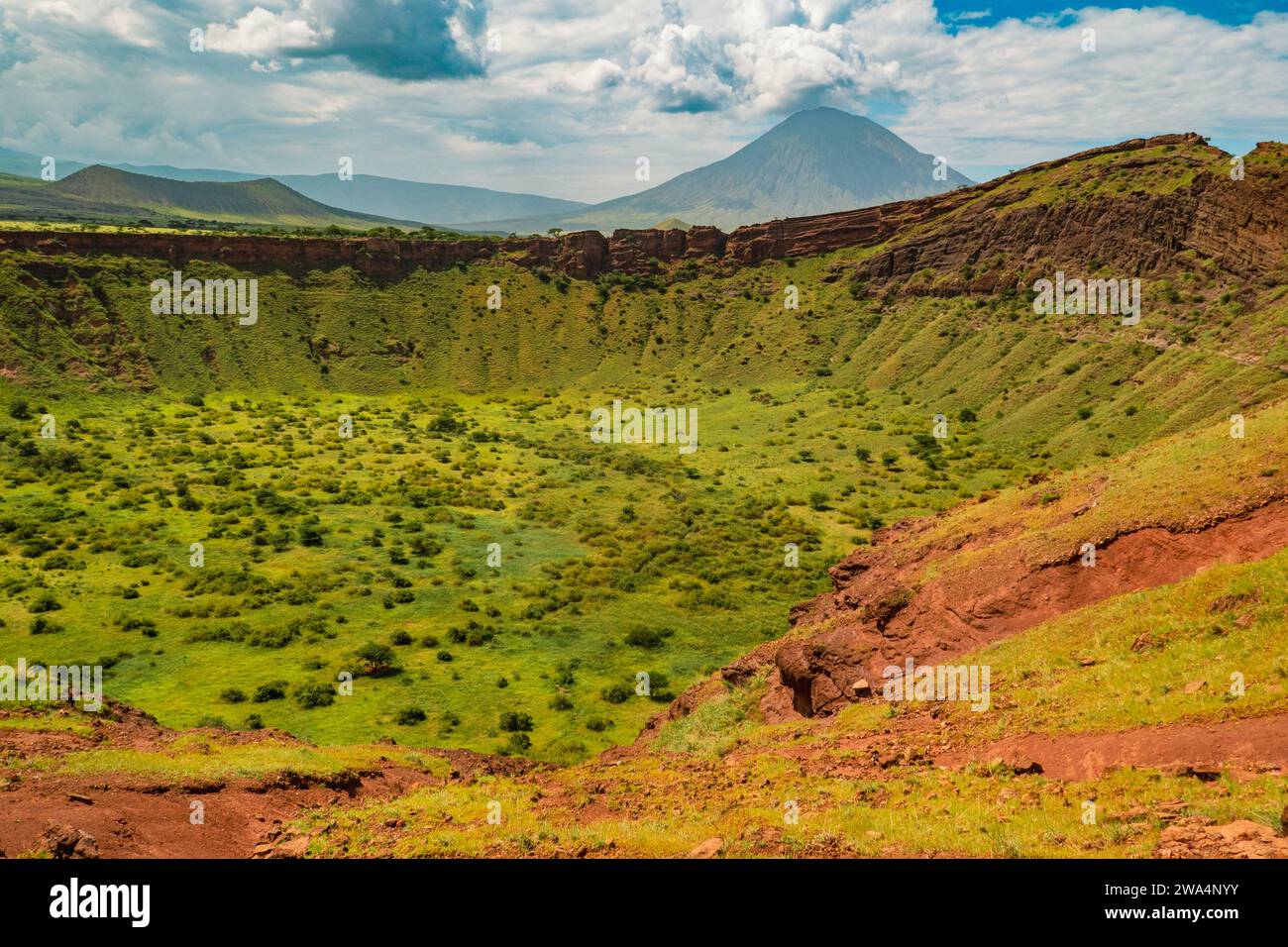 Une vue panoramique de Shimo la Mungu - la fosse de Dieu à la fin du plateau de Makonde avec le mont OL Doinyo Lengai à l'arrière-plan en Tanzanie Banque D'Images