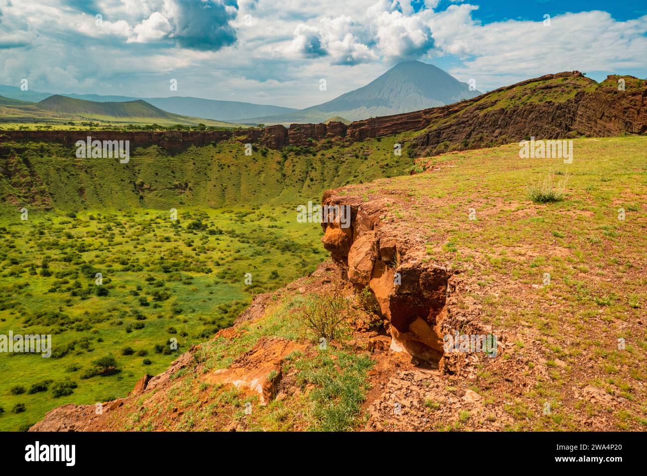 Une vue panoramique de Shimo la Mungu - la fosse de Dieu à la fin du plateau de Makonde avec le mont OL Doinyo Lengai à l'arrière-plan en Tanzanie Banque D'Images