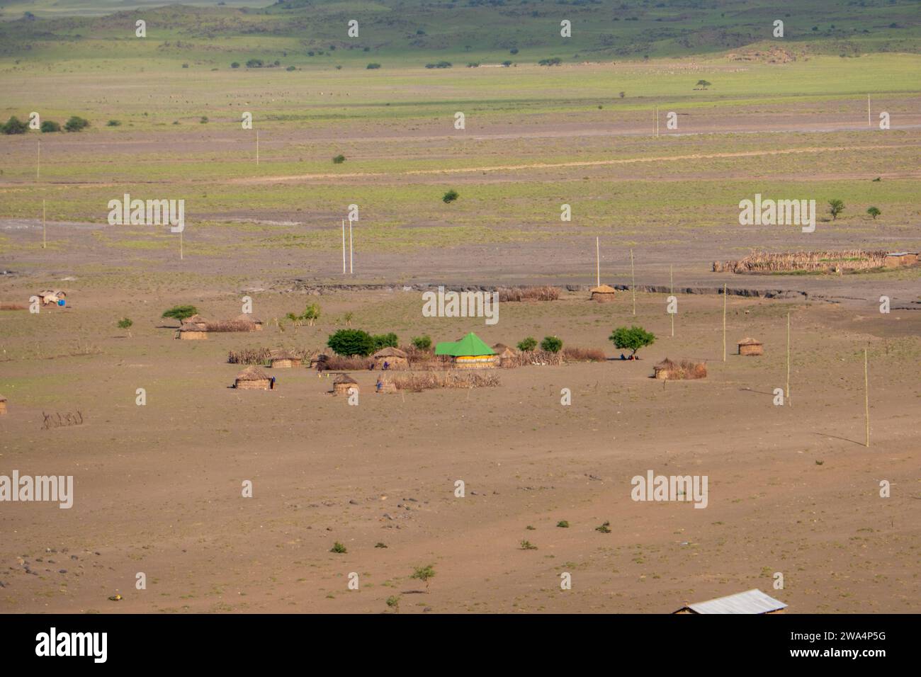 Vue du village masai sur le fond du mont OL Doinyo Lengai dans la région de Ngorongoro Conservationa en Tanzanie Banque D'Images