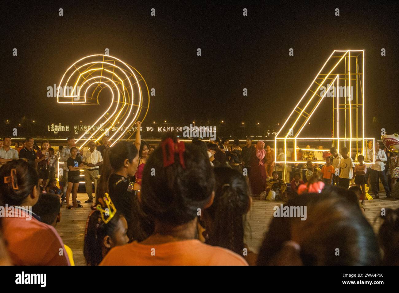 Le 24 est illuminé au bord de la rivière / réveillon du nouvel an 2023 - 2024. Kampot, Cambodge. © Kraig Lieb Banque D'Images