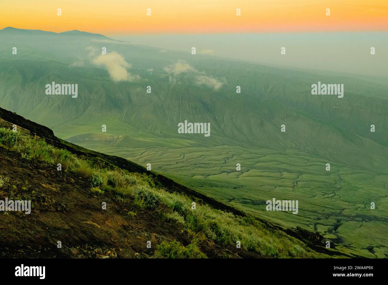 Vue des formations rocheuses volcaniques de la vallée du Rift depuis le mont OL Doinyo Lengai en Tanzanie Banque D'Images