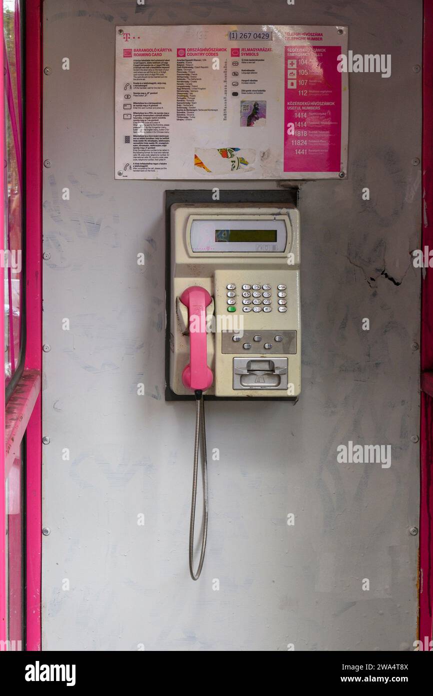 Toujours utilisable cabine téléphonique publique opérée par carte, Budapest, Hongrie Banque D'Images