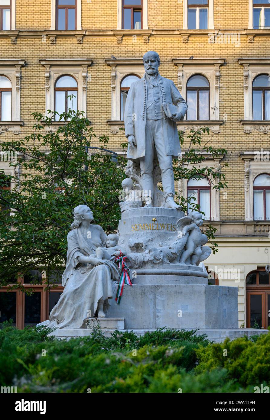 Monument d'Ignaz Semmelweis par Alajos Stróbl, à l'hôpital Szent Rókus Budapest, Hongrie Ignaz Philipp Semmelweis (Semmelweis Ignác Fülöp 1 juillet 1 Banque D'Images