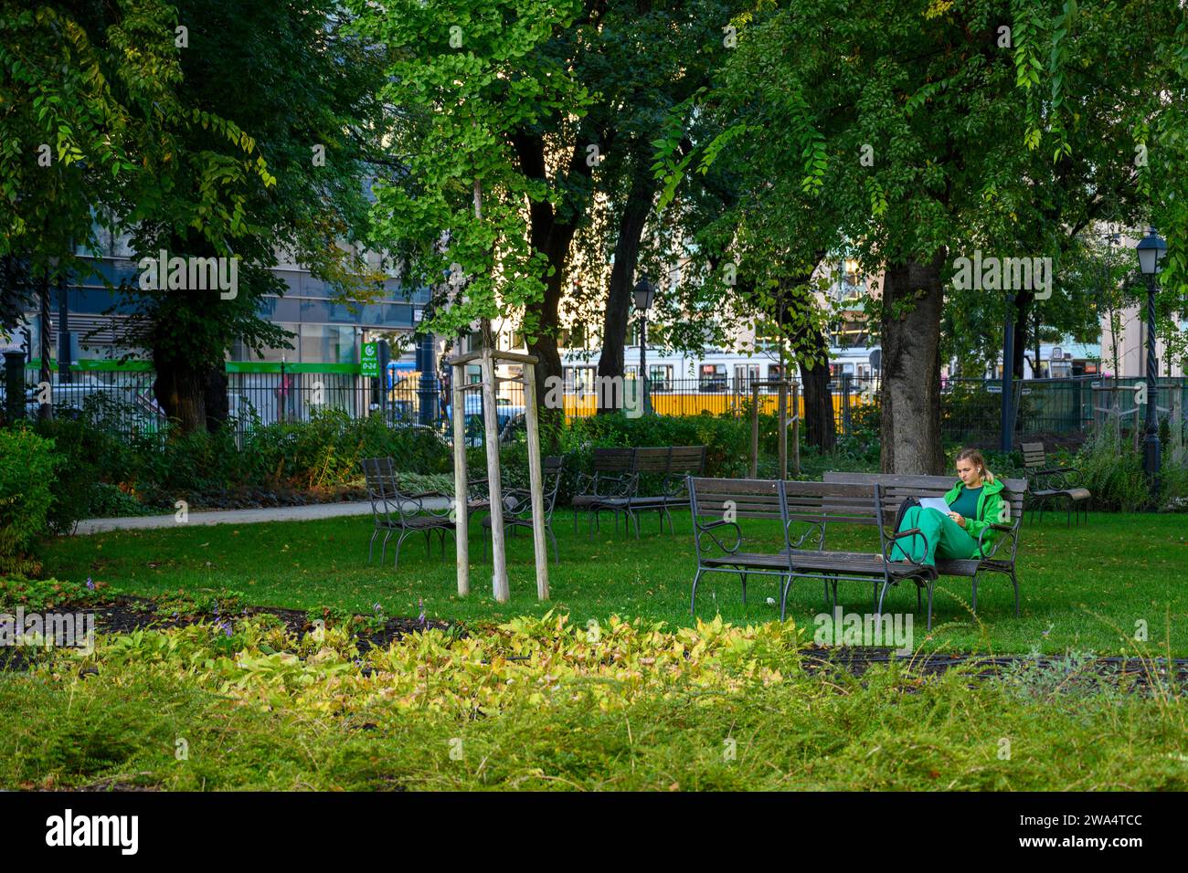 Étudiant étudiant à loisir dans le parc entourant le Musée National Hongrois Budapest, Hongrie Banque D'Images